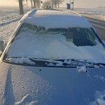 Zamiast odśnieżyć auto, zrobił sobie lufcik w przedniej szybie