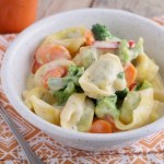 Zamiast podawać tortellini z sosem, dodaję je do sałatki. Jest świeżo, kolorowo i naprawdę sycąco
