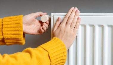 Zamiast podkręcać kaloryfer, zrób to z dywanem. Będzie ciepło i oszczędnie