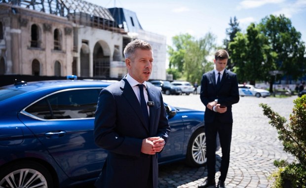 Zamiast rezydencji - Buda, zamiast BMW - Skoda. Symboliczne decyzje Magyara