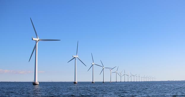 Zamiast rozwijania energetyki wiatrowej na lądzie polski rząd zadeklarował jej rozwój na morzu /&copy;123RF/PICSEL