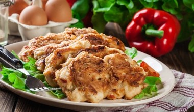 Zamiast schabowego czy mielonego. Przygotuj ​rewelacyjne siekane medaliony z kurczaka
