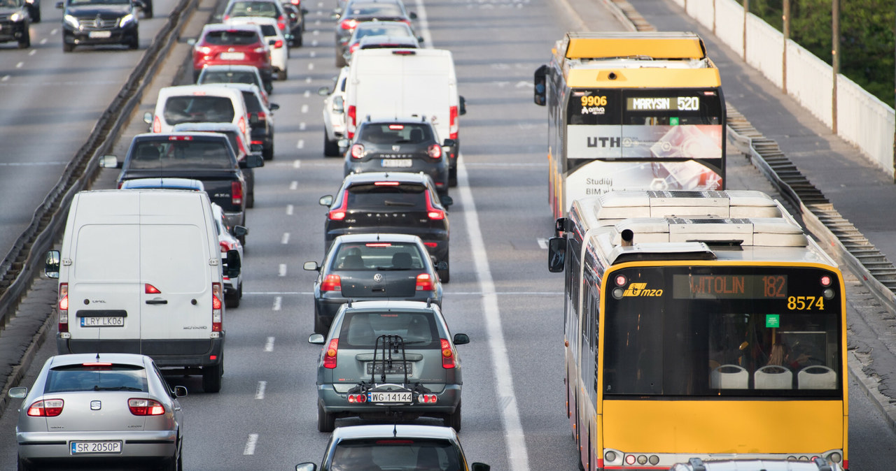 Zamiast siedzieć w masce w autobusie Polacy wolą jechać komfortowo własnym autem /Wojciech Stróżyk /Reporter