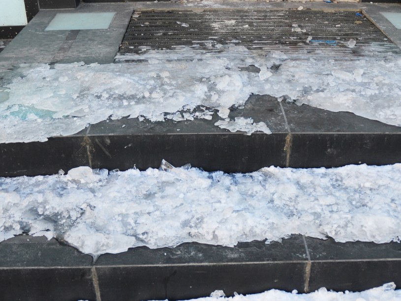 Zamiast solą, posyp podjazd i schody tym. Zapomnisz o białych śladach