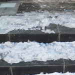 Zamiast solą, posyp podjazd i schody tym. Zapomnisz o białych śladach