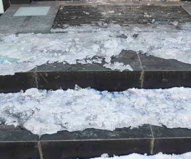 Zamiast solą, posyp podjazd i schody tym. Zapomnisz o białych śladach