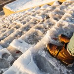 Zamiast solą, sypię schody i podjazd tym. Nie boję się bolesnego upadku