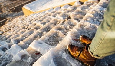Zamiast solą, sypię schody i podjazd tym. Nie boję się bolesnego upadku