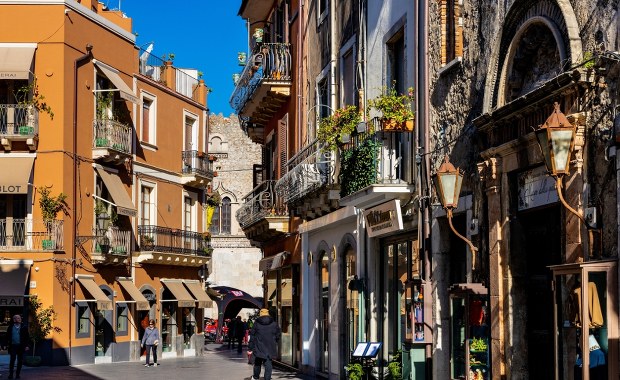 Zamiast spać, idą wyrzucić śmieci. Kuriozalne rozporządzenie