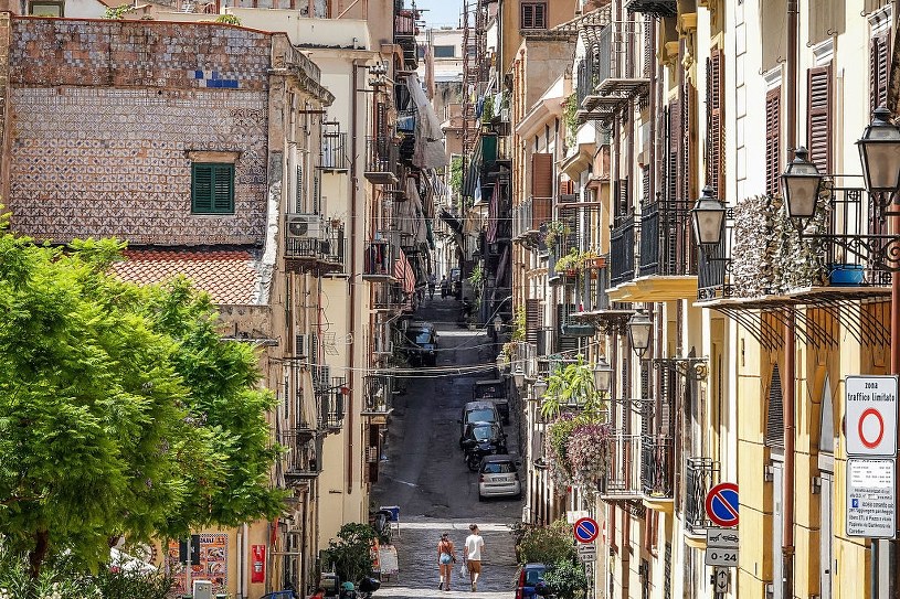 Zamiast spać, mają wyrzucać śmieci. Burmistrz wyznaczył godziny w nocy