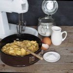 Zamiast spędzać godziny w kuchni, piekę szybkie ciasto. Niezawodny trik na najprostszy placek z jabłkami