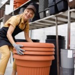 Zamiast w doniczkach, sadzą rośliny w tym. Nowy trend podbija internet