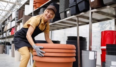 Zamiast w doniczkach, sadzą rośliny w tym. Nowy trend podbija internet