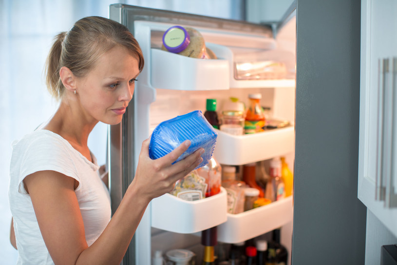 Zamiast w pojemnikach jedzenie możesz łatwo zamrozić w woreczkach strunowych /123RF/PICSEL