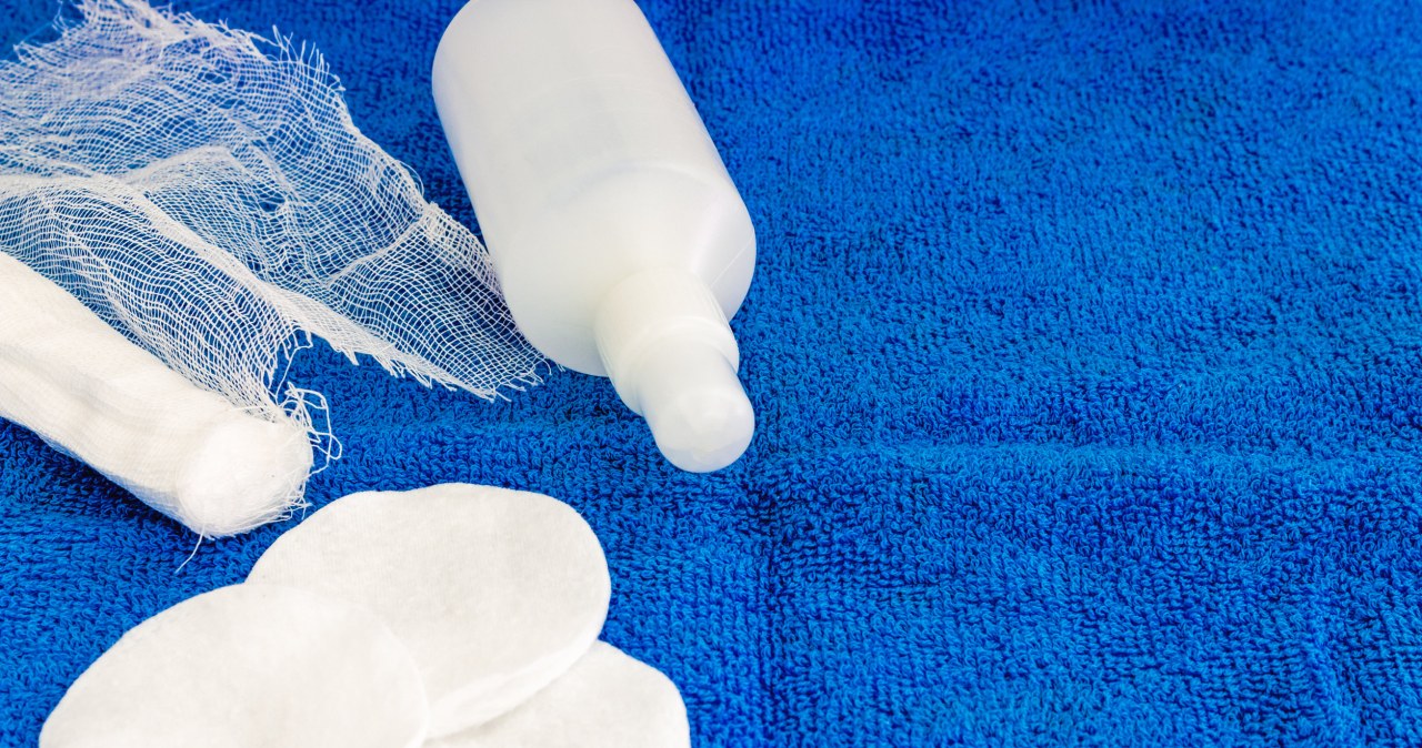 Zamiast wydawać pieniądze na kosztowne preparaty, sięgnij po coś, co masz w apteczce — wodę utlenioną. /123RF/PICSEL