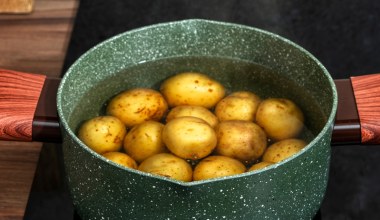 Zamiast wylewać po gotowaniu, podlej rośliny. To dla nich bomba witaminowa