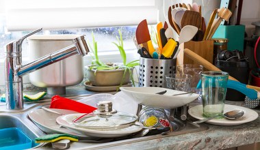 Zamiast wyrzucać do kosza, włóż do brudnych garnków. Cały osad i tłuszcz zniknie