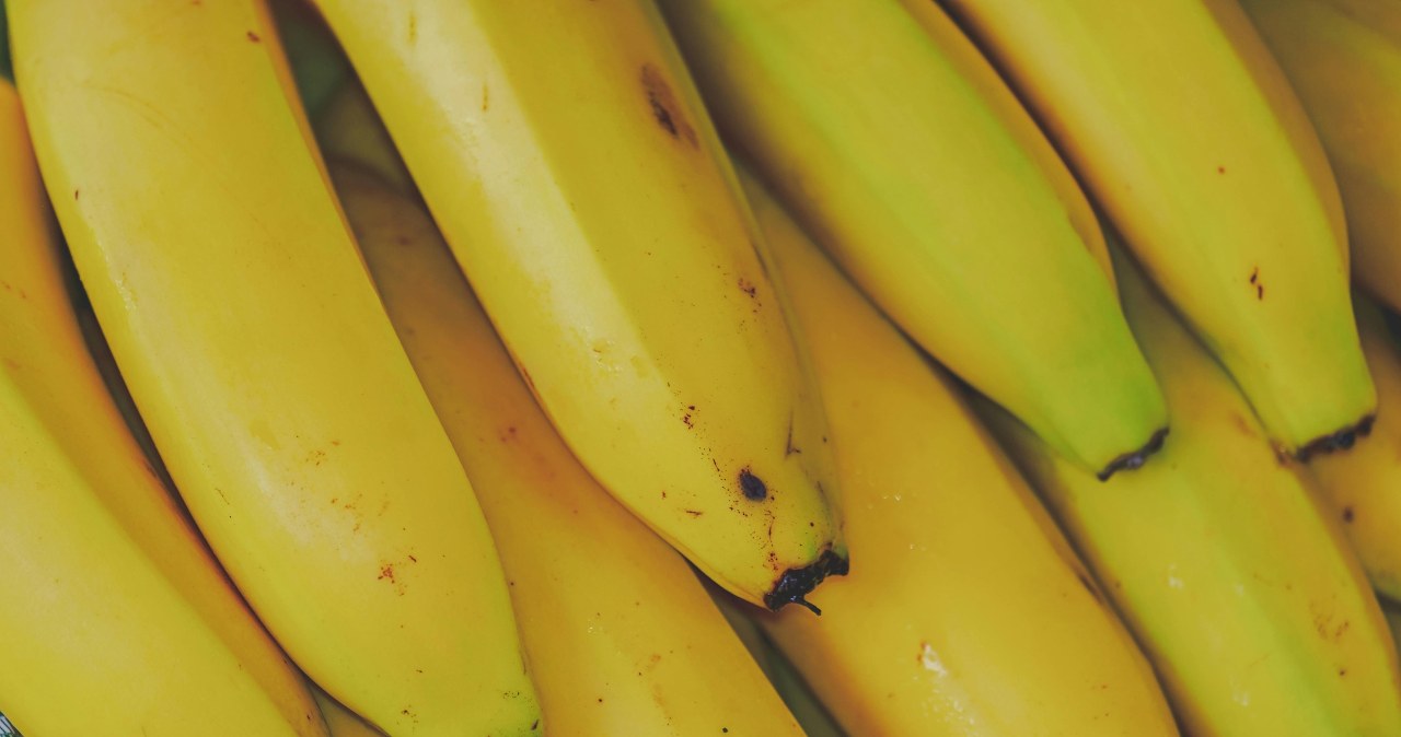 Zamiast wyrzucać skórkę po bananie przygotuj z niej peeling do ciała /Ilo Frey /pexels.com