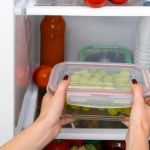 Zamiast wyrzucać, włóż do lodówki. Przestanie pachnieć jak stare skarpety