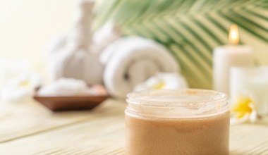 Zamiast wyrzucać, zrób peeling. Skóra będzie gładka, a ty nie wydasz ani grosza 