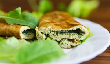 Zamiast zapychać się chlebem, zrób pożywnego wrapa. Zero mąki, same zdrowe składniki, syci na długo 