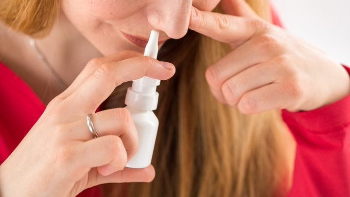 Zamiast zastrzyku - spray do nosa. Nowe szczepionki przeciwko koronawirusowi kończą testy /Twitter