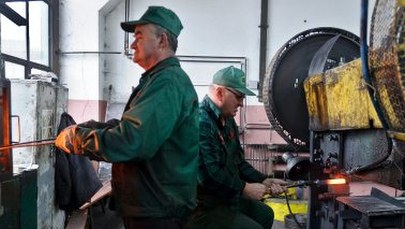 Zamiast zwalniać mają płacić połowę pensji. Resztę dopłaci rząd