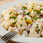 Zamiast zwykłej jarzynowej, na sylwestra robię sałatkę papieską. Pierwsza znika ze stołu