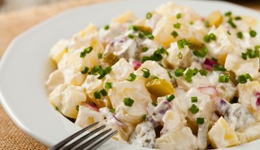 ​Zamiast zwykłej jarzynowej, na sylwestra robię sałatkę papieską. Pierwsza znika ze stołu