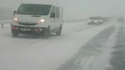 Zamieć na A4, ciężarówki w rowach! Zobacz film naszego dziennikarza