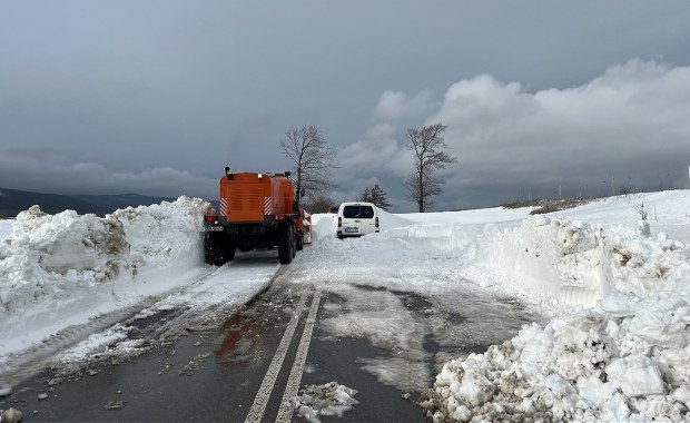 Zamieć śnieżna uwięziła kierowców. Służby ruszyły na ratunek