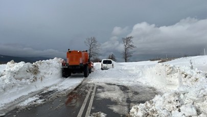 Zamieć śnieżna uwięziła kierowców. Służby ruszyły na ratunek