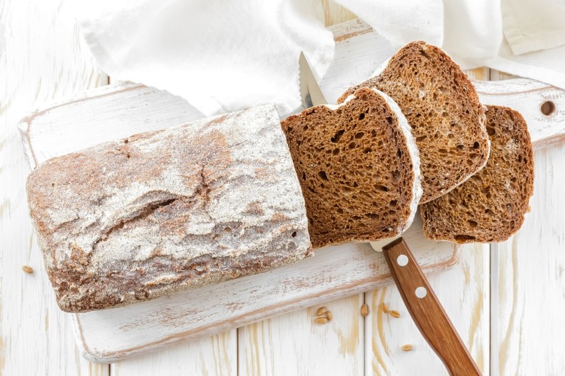 Zamień białe pieczywo na razowy chleb żytni /123RF/PICSEL