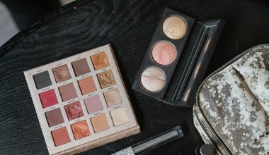 Zamień cień w eyeliner i podkreśl spojrzenie. Wystarczy 10 sekund i makijaż gotowy