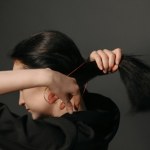 Zamień ostre gumki na delikatne i ocal swoje włosy. To są najgorsze wybory