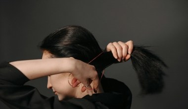 Zamień ostre gumki na delikatne i ocal swoje włosy. To są najgorsze wybory
