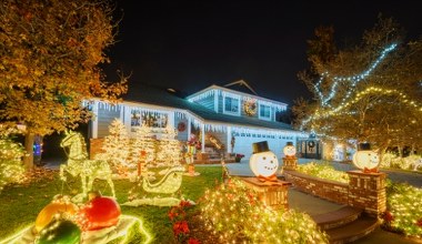 Zamień swój ogród w wioskę św. Mikołaja. Tak efektownie go oświetlisz 