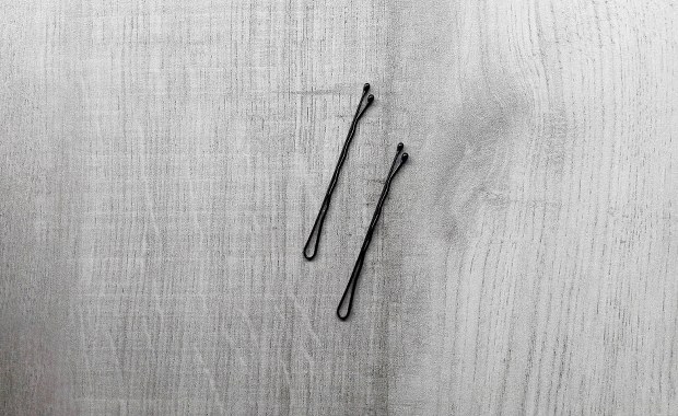 Zamieniała się rzeczami. Wymieniła wsuwkę do włosów na dom