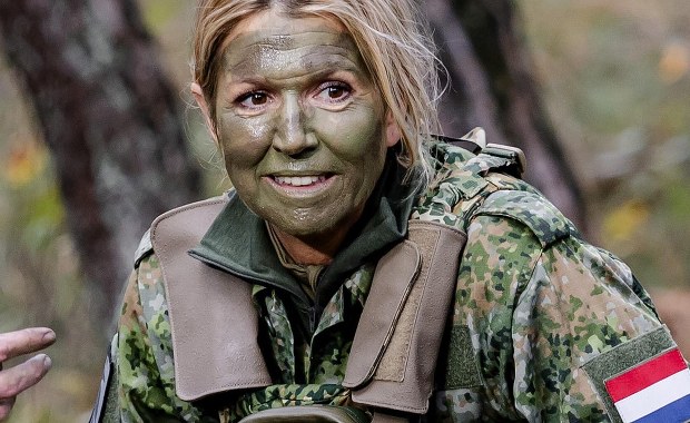 Zamieniła koronę na kamuflaż! Zobacz królową Máximę w błocie i mundurze