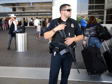 Zamieszanie na lotnisku w Los Angeles. Miały paść strzały, policja dementuje