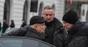 Zamieszanie na miesięcznicy smoleńskiej. Przemówienie Kaczyńskiego zakłócone