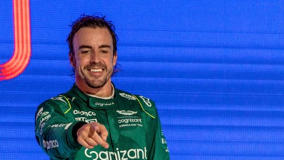 Zamieszanie podczas wyścigu Formuły 1 w Arabii Saudyjskiej. Alonso jednak na podium