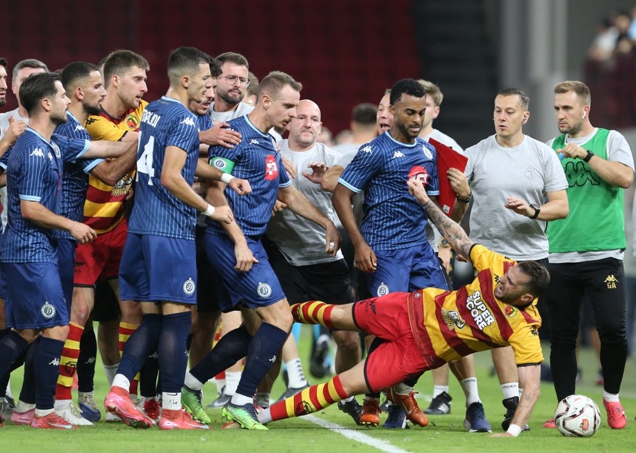 Zamieszanie w końcówce meczu w Tiranie. /PAP/EPA/MALTON DIBRA /PAP/EPA