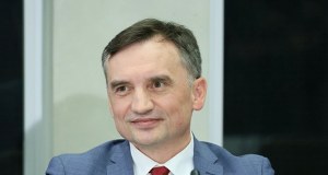 Zamieszanie wokół ENA dla Ziobry. Decyzję ma podjąć odwołany sędzia