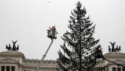 Zamieszanie z "łysym drapakiem" z Rzymu. Władze zmieniły decyzję ws. dekoracji