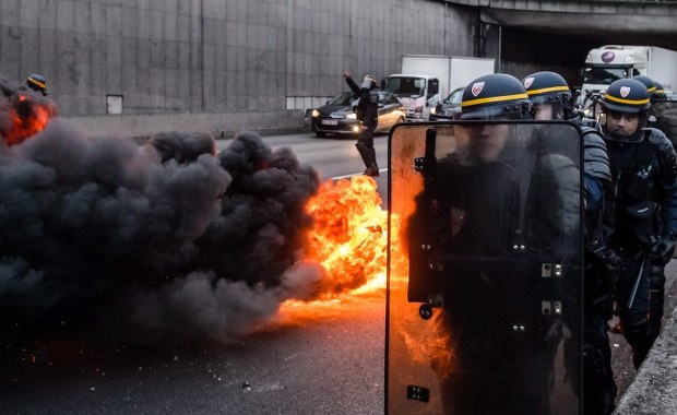 Zamieszki koło lotniska Orly. Interweniowały oddziały szturmowe policji