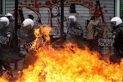 Zamieszki na ateńskich ulicach. Grecy protestują przeciwko oszczędnościom
