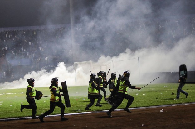 Zamieszki na meczu piłkarskim w Indonezji /H. PRABOWO /PAP/EPA