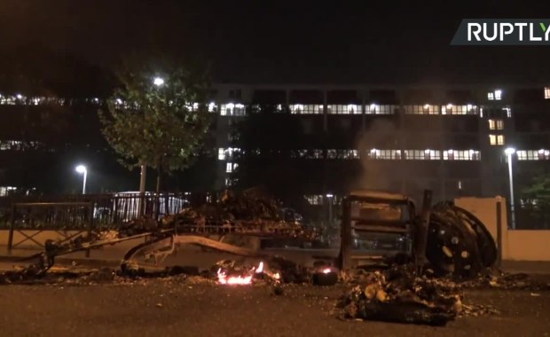 Zamieszki na przedmieściach Paryża. Powodem zachowanie policji podczas kwarantanny