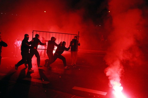 Zamieszki na Rondzie Waszyngtona podczas Marszu Niepodległości /Tomasz Gzell /PAP